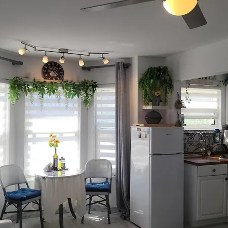 Sharon'S Island Get Away In Livadi Apartamento